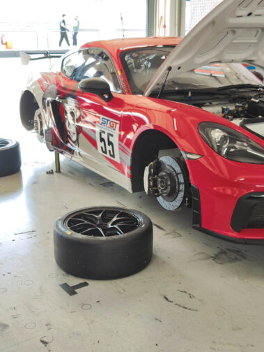 Der Porsche 718 Cayman GT4 ist für solche Rennstrecken Probefahrten