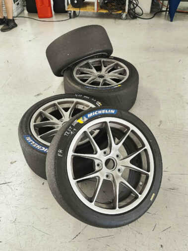 Der Porsche 718 Cayman GT4 ist für solche Rennstrecken Probefahrten