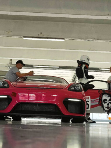 Der Porsche 718 Cayman GT4 ist für solche Rennstrecken Probefahrten