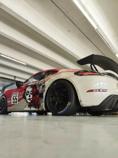 Der Porsche 718 Cayman GT4 ist für solche Rennstrecken Probefahrten